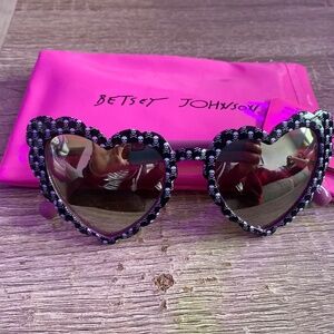 Betsey Johnson XOXO SKULL HEART SUNNIES BLACK